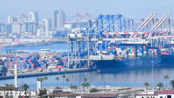 Hoạt động tại cảng hàng hóa Long Beach ở California, Mỹ. (Ảnh: AFP/TTXVN)