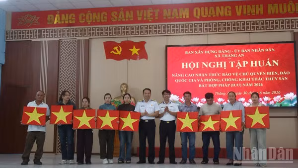Vùng 3 Hải quân trao tặng cờ Tổ quốc cho ngư dân trên địa bàn xã Thăng An, thành phố Đà Nẵng.