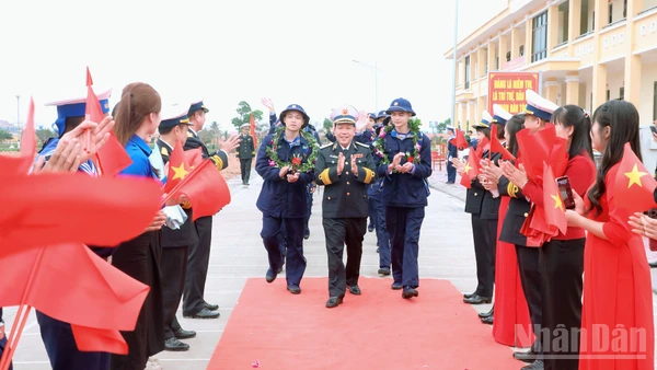 Thủ trưởng Bộ Tư lệnh Vùng 1 Hải quân đón chiến sĩ mới tại Lữ đoàn 147.