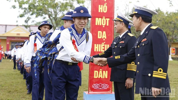 Cán bộ Vùng 3 Hải quân đón chiến sĩ mới về đơn vị.