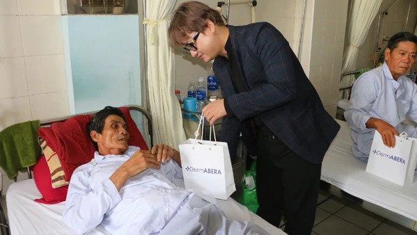 650 phần quà gồm các sản phẩm chăm sóc cá nhân như DermABERA, MEN’S ABERA, LumiABERA đã được trao tận tay người bệnh.