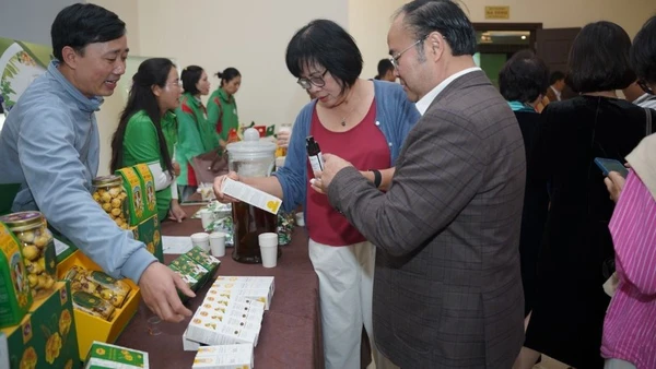 Các gian hàng sản phẩm hữu cơ bày bán tại hội nghị được các đại biểu tham quan mua sắm.