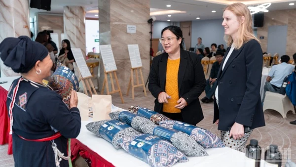 Khách mời thăm quan khu trưng bày các sản phẩm của các cộng đồng tham gia dự án.