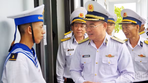 Chuẩn Đô đốc Nguyễn Đăng Tiến, Bí thư Đảng ủy, Chính ủy Vùng 3 Hải quân gặp gỡ, động viên chiến sĩ mới.