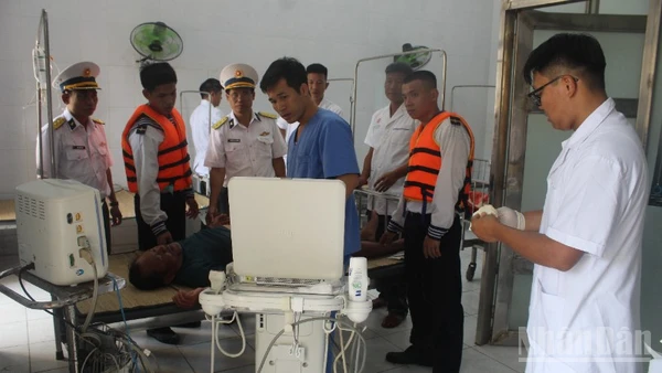 Các y, bác sĩ thăm khám cho bệnh nhân.