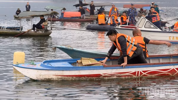 Các lực lượng chức năng tìm kiếm người bị mất tích trong vụ lật thuyền trên hồ Thác Bà. (Ảnh: THANH SƠN)