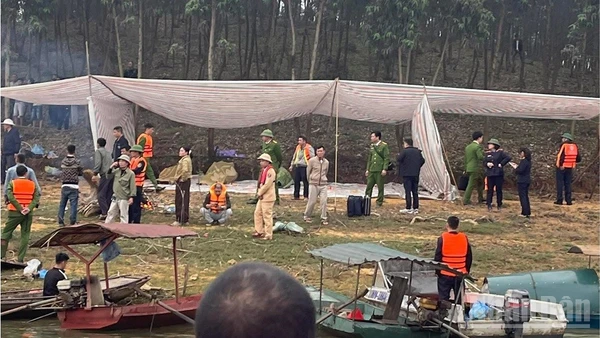 Các đơn vị chức năng tiến hành giám định xác minh danh tính nạn nhân. (Ảnh: THANH SƠN)