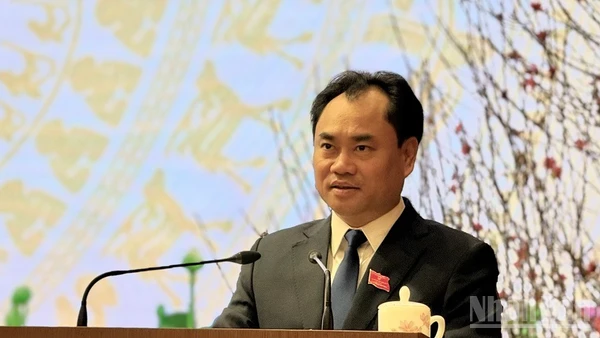 Đồng chí Trịnh Việt Hùng, Ủy viên Trung ương Đảng, Bí thư Tỉnh ủy, Chủ tịch Hội đồng nhân dân tỉnh Lào Cai phát biểu tại kỳ họp. (Ảnh: THANH SƠN)