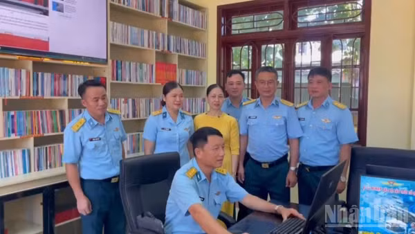 Đồng chí Đại tá Nguyễn Hữu Toàn-Phó Chủ nhiệm Chính trị Quân chủng Phòng không-không quân tham quan Thư viện điện tử Trung đoàn 282.