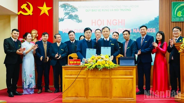 Ký Quy chế phối hợp và Giao ước thi đua trong đơn vị. (Ảnh: THANH SƠN)