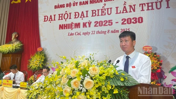 Bí thư Đảng bộ, Chủ tịch Ủy ban nhân dân tỉnh Lào Cai, Trần Huy Tuấn phát biểu tại đại hội. (Ảnh: THANH SƠN)