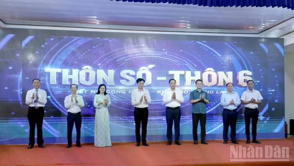 Lãnh đạo tỉnh và xã Yên Bình ra mắt "thôn số". (Ảnh: THANH SƠN)