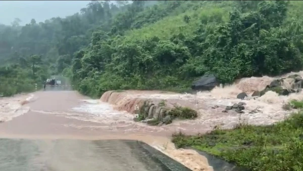 Mưa lớn khiến giao thông bị chia cắt tại xã Tà Rụt, tỉnh Quảng Trị.