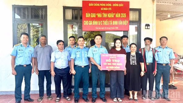 Đại tá Nguyễn Hải Hà, Chính ủy Trung đoàn Ra đa 290 đại diện Sư đoàn 375 trao nhà tình nghĩa cho gia đình Thiếu tá Đinh Văn Điệp.