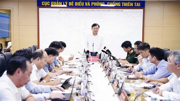 Thứ trưởng Nông nghiệp và Môi trường Nguyễn Hoàng Hiệp phát biểu chỉ đạo tại cuộc họp ứng phó với bão Ragasa chiều muộn 22/9.