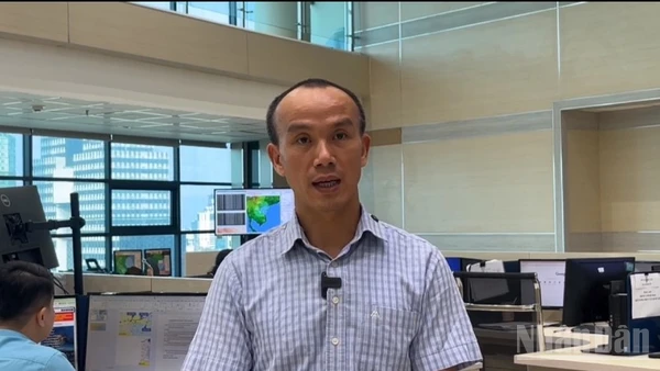 Ông Hoàng Phúc Lâm chia sẻ với báo chí về những dự báo diễn tiến bão số 9.