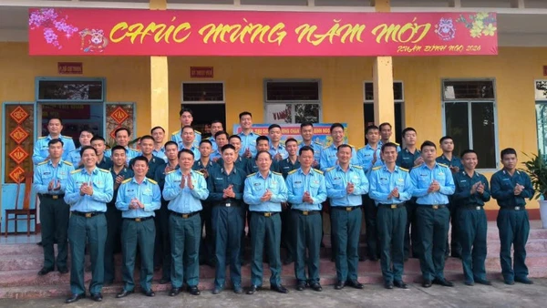 Đoàn công tác Sư đoàn Phòng không 375 (Quân chủng Phòng không-Không quân) và các cơ quan sư đoàn thăm chúc Tết, kiểm tra sẵn sàng chiến đấu tại trạm ra-đa 54 và trạm ra-đa 56, Trung đoàn ra-đa 290.