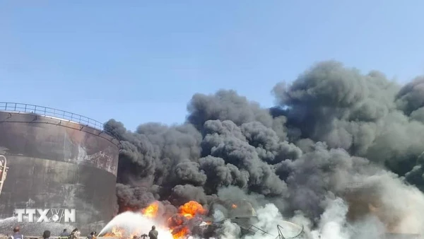 Khói bốc lên sau một vụ tấn công tại Port Sudan, miền Đông Sudan. (Ảnh: THX/TTXVN)