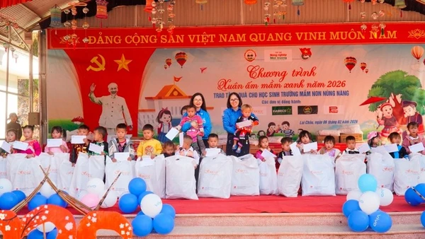 Những phần quà đậm nghĩa tình vùng cao.