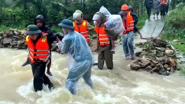 Các lực lượng chức năng tiến hành đưa người dân ra khỏi vùng sạt lở tại các xã vùng cao tại thành phố Huế.
