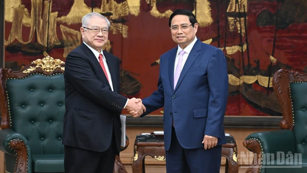 Thủ tướng Phạm Minh Chính và ông Nishimura Teiichi-Chủ tịch Hội hữu nghị Nhật Bản-Việt Nam vùng Kansai. 