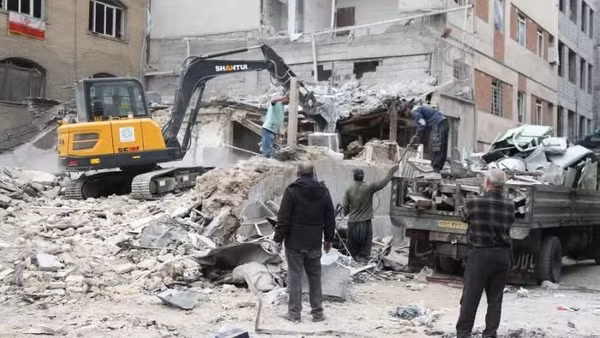 Những tòa nhà bị phá hủy sau các cuộc không kích của Israel nhằm vào thủ đô Tehran, Iran ngày 15/3/2026. (Nguồn: THX)