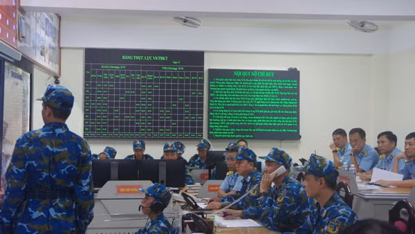 Kíp chiến đấu Sở chỉ huy Trung đoàn Ra-đa 290 thực hành nội dung đánh bài tập trong diễn tập hội thao (Ảnh: VĂN HÙNG)