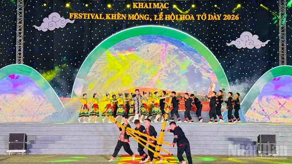 Tiết mục múa khèn H'Mông tại lễ hội. (Ảnh: THANH SƠN)