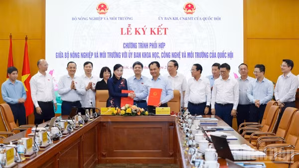 Bộ Nông nghiệp và Môi trường và Ủy ban Khoa học, Công nghệ và Môi trường của Quốc hội ký kết chương trình phối hợp giai đoạn 2026-2031. (Ảnh: KHƯƠNG TRUNG)