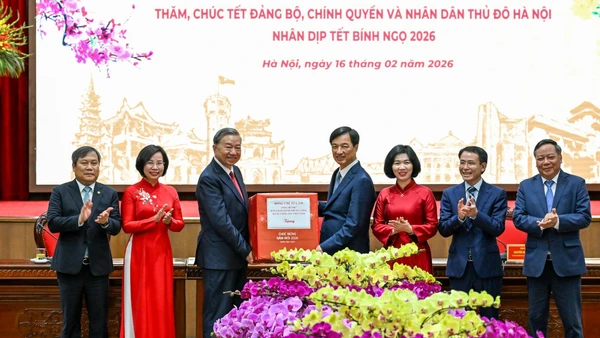 Tổng Bí thư Tô Lâm trao quà Tết tặng Đảng bộ, chính quyền và nhân dân Thủ đô Hà Nội.
