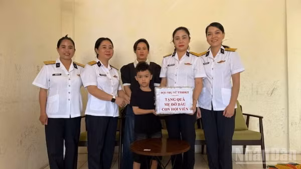 Hội Phụ nữ Trung tâm Bảo đảm kỹ thuật Vùng 3 Hải quân tổ chức thăm hỏi, tặng quà hội viên khó khăn và triển khai mô hình “Mẹ đỡ đầu”.