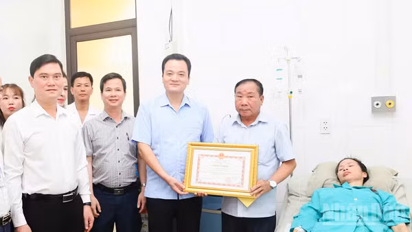 Phó Chủ tịch Ủy ban nhân dân tỉnh Lào Cai Giàng Quốc Hưng trao Bằng khen cho đại diện gia đình chị Lường Thị Tỉnh. (Ảnh: THANH SƠN)