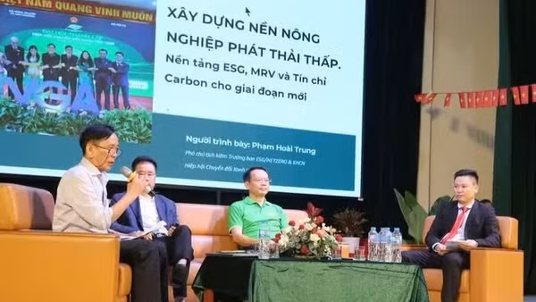 Các chuyên gia tham gia thảo luận tại hội thảo.