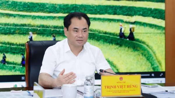 Bộ trưởng Nông nghiệp và Môi trường Trịnh Việt Hùng chủ trì cuộc họp nghe báo cáo tiến độ xây dựng ba dự án luật. (Ảnh: KHƯƠNG TRUNG)