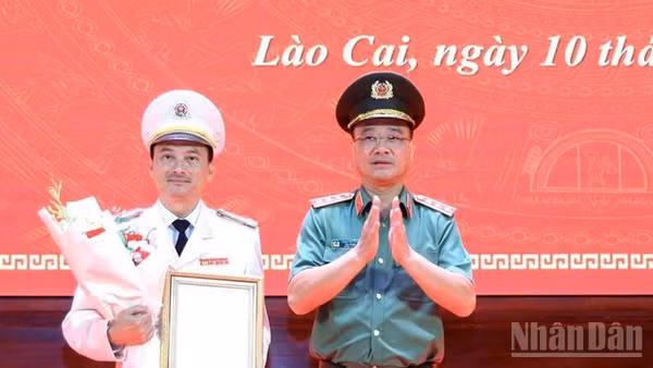 Thứ trưởng Phạm Thế Tùng trao Quyết định cho Đại tá Trịnh Khắc Cường. (Ảnh: CTV)