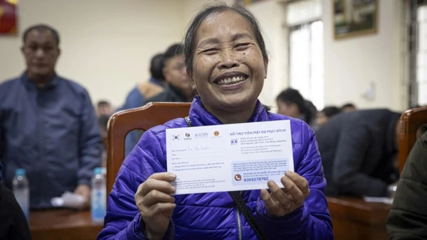 Người dân tại tỉnh Lạng Sơn bị thiệt hại do thiên tai được nhận tiền mặt hỗ trợ từ Tổ chức Di cư quốc tế (IOM).