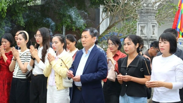 Thiếu tướng Lê Văn Thuận và các đại biểu dâng hương tưởng nhớ công ơn Hai Bà Trưng và các vị Anh hùng dân tộc.