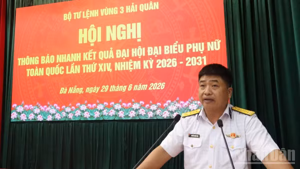 Đại tá Nguyễn Quang Vinh, Phó Chủ nhiệm Chính trị Vùng thông báo nhanh kết quả của Đại hội.