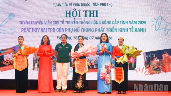 Ban Giám khảo trao giải cho các đội thi.
