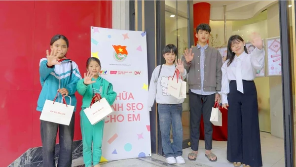 Dự án “Chữa lành sẹo cho em” được triển khai theo hướng đồng hành lâu dài, kết hợp điều trị y khoa với phục hồi tâm lý, từng bước giúp các em tự tin hòa nhập cộng đồng.