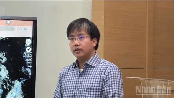 Ông Mai Văn Khiêm, Giám đốc Trung tâm Dự báo khí tượng thủy văn quốc gia thông tin về bão số 13.