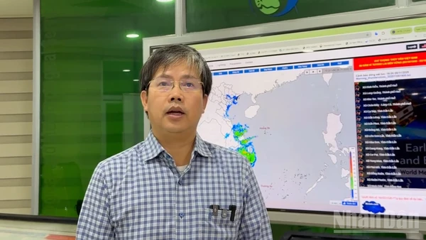 Ông Mai Văn Khiêm, Giám đốc Trung tâm Dự báo Khí tượng thủy văn quốc gia chia sẻ thông tin về diễn tiến báo số 13 tính đến 19 giờ ngày 6/11.