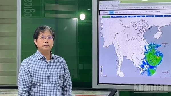 Ông Mai Văn Khiêm, Giám đốc Trung tâm Dự báo Khí tượng Thủy văn quốc gia thông tin về bão số 13 đến thời điểm 18 giờ ngày 6/11.