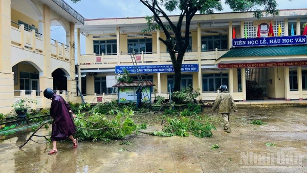 Thiệt hại ban đầu do bão số 13 gây ra tính đến tối 6/11 đã có 2 người bị thương trong lúc gia cố nhà cửa và di chuyển đồ đạc tại phường Quy Nhơn và xã Tuy Phước (tỉnh Gia Lai).