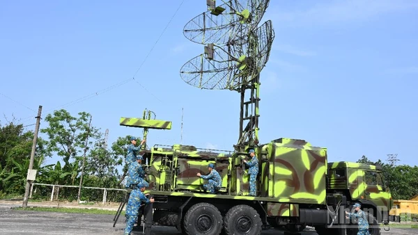 Các chiến sĩ kiểm tra lau dọn khí tài trước ngày hội diễn.