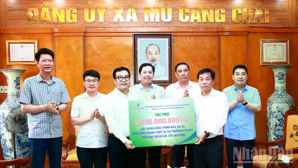 Lãnh đạo tỉnh Lào Cai tiếp nhận hỗ trợ 5 tỷ đồng từ Công ty Cổ phần Hóa dầu Bình Sơn. (Ảnh: THANH SƠN)