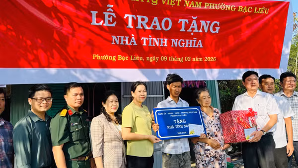 Đồng chí Tô Việt Thu, Ủy viên Ban Thường vụ Tỉnh uỷ, Bí thư Đảng ủy, Chủ tịch Hội đồng nhân dân phường Bạc Liêu (thứ tư, từ trái sang) cùng lãnh đạo chủ chốt phường tặng nhà tình nghĩa hộ nghèo tại địa phương. (Ảnh: TRỌNG DUY)