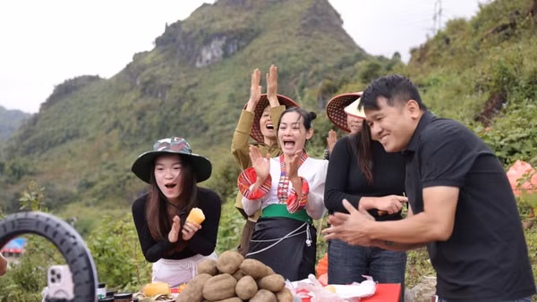 Chị Vừ Thị Xia (bìa phải), Vừ Thị Chứ (bìa trái) livestream bán khoai sâm và nông sản của Sìn Hồ.