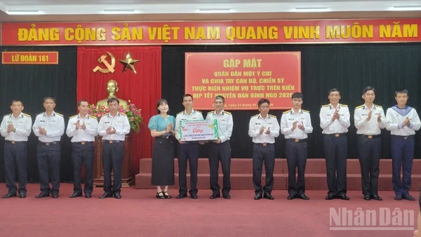 Các cán bộ chiến sĩ Tàu 628 đón nhận tình cảm của các doanh nghiệp và cá nhân trước khi lên đường nhận nhiệm vụ trực Tết.