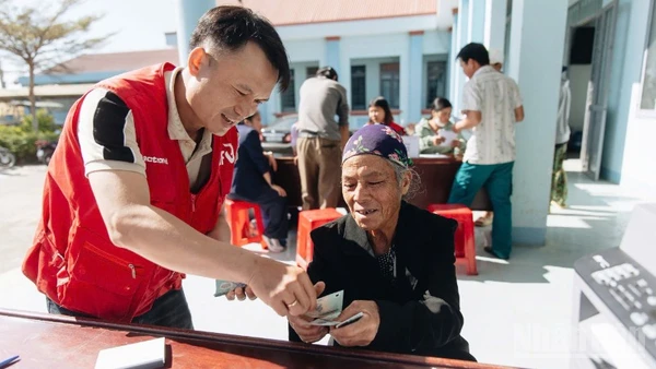 Hỗ trợ tiền mặt cho 100 hộ dân thuộc 6 thôn bị thiệt hại nặng nề do mưa lũ cuối năm 2025.